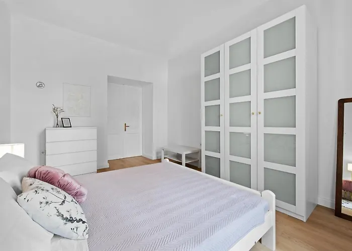 White Imperial Daire Pula